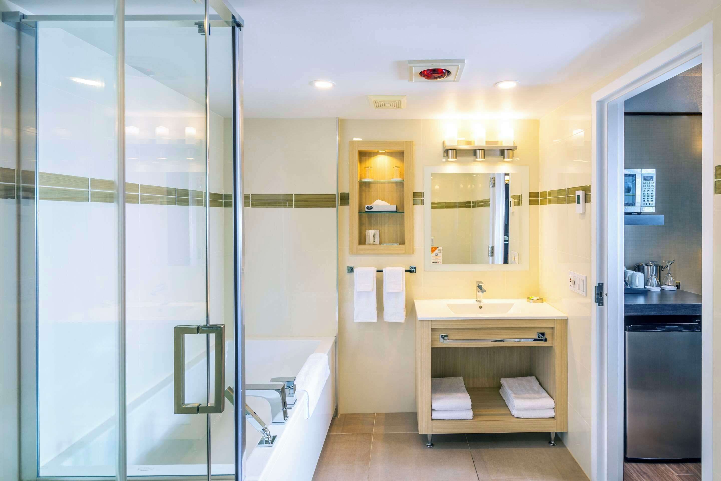 superior suite (king) | bathroom | free toiletries, hair dryer, towels