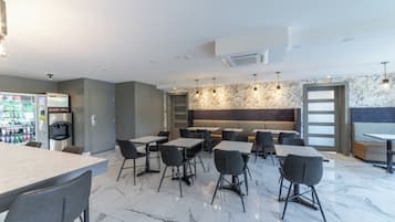 Sudah termasuk sarapan prasmanan setiap hari