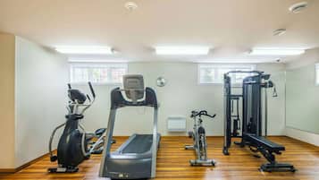 Una palestra con tapis roulant, ellittica, cyclette e macchinari per pesi.