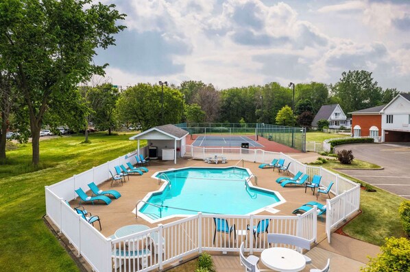 Outdoor pool, open 8:00 AM to 10:00 PM, pool loungers