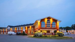 Ein Hotel mit Ziegelaußenwand, großen Fenstern und einem gut beleuchteten Eingang.