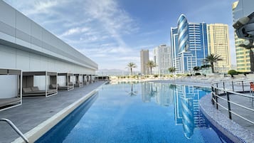 Piscine extérieure, chaises longues, maîtres-nageurs sur place