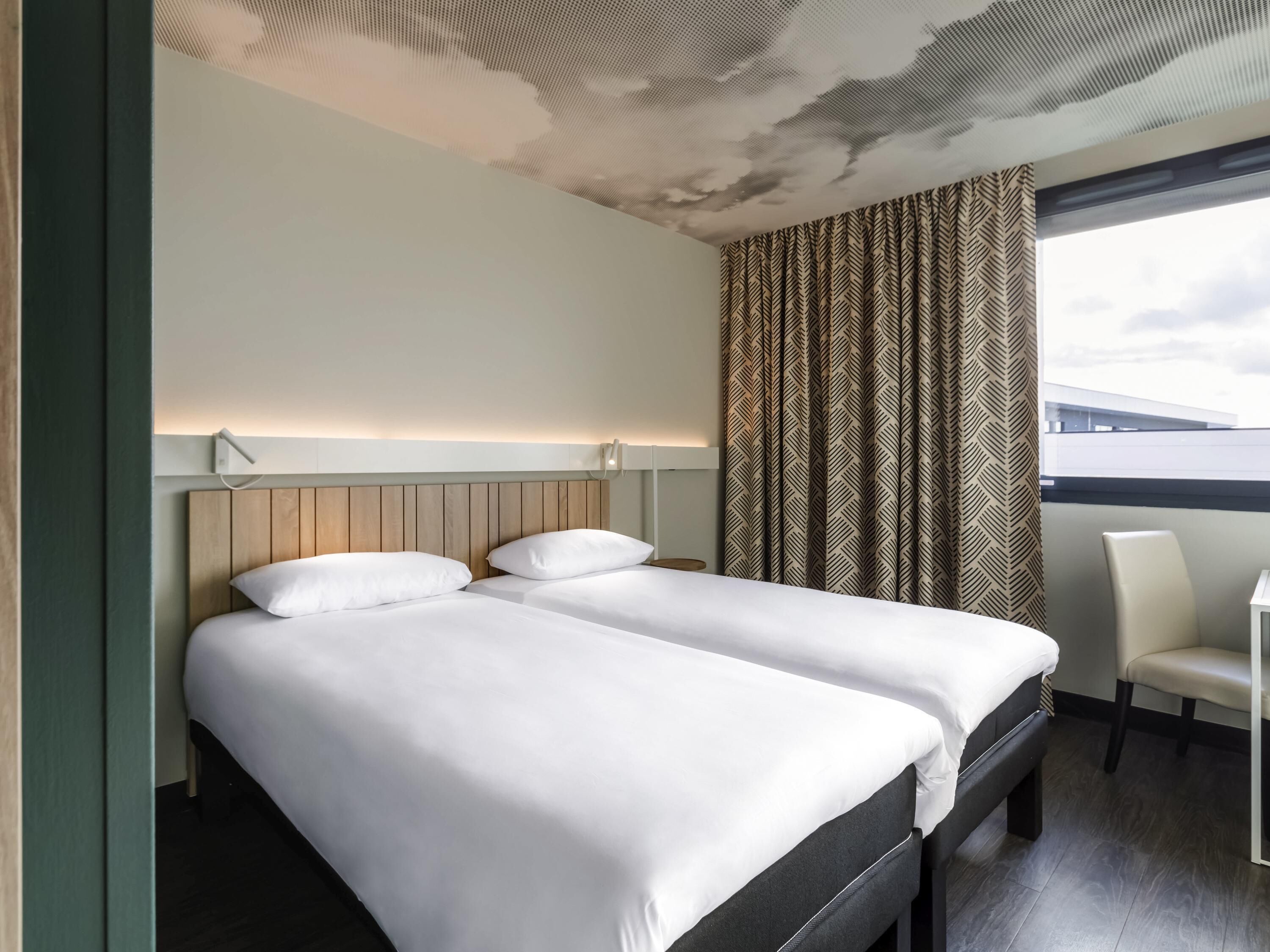 Standard Room, 2 Twin Beds | Premium bedding, desk, laptop workspace, blackout drapes