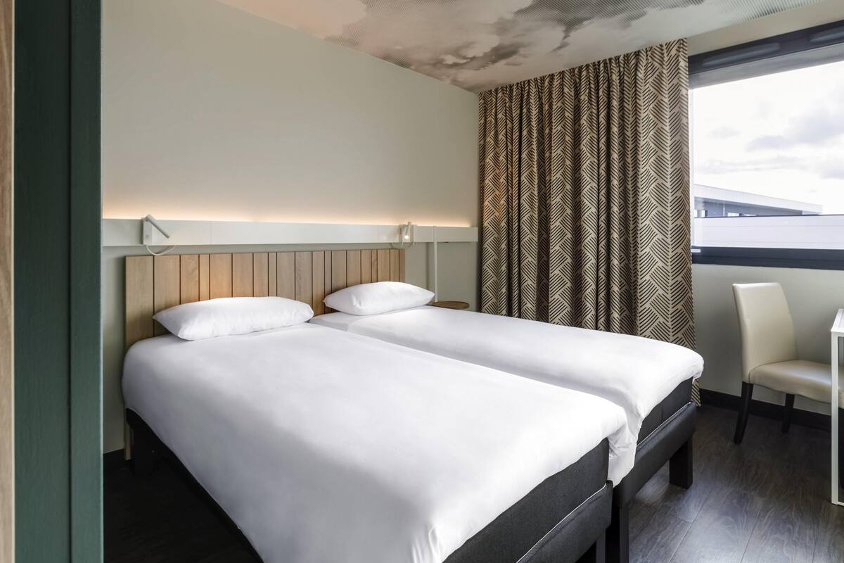 أغطية فراش متميزة ومكتب ومساحة عمل للكمبيوتر المحمول وستائر تعتيم