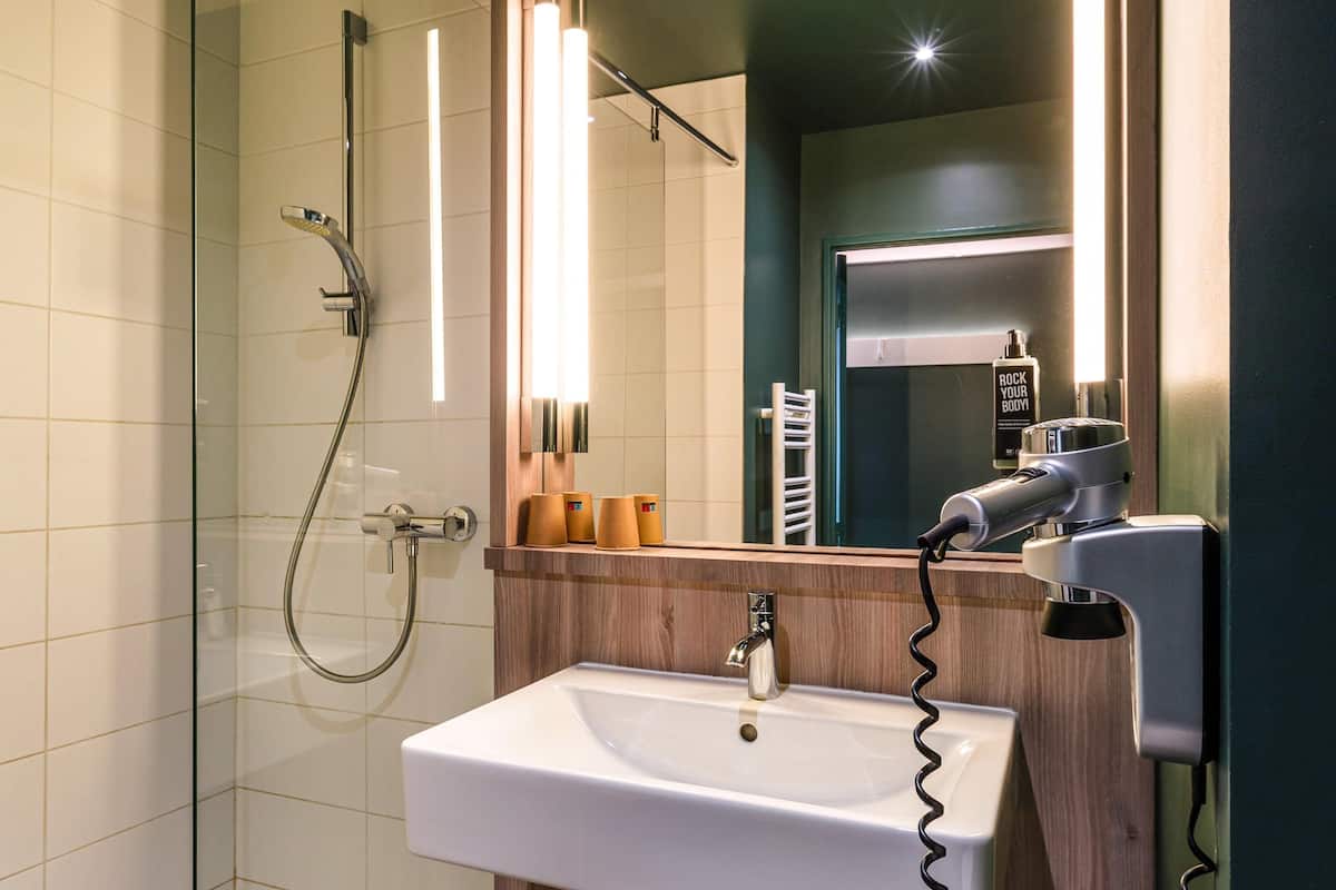 standard room, 2 single beds | premium bedding, desk, laptop workspace, blackout curtains