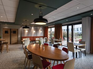 Déjeuner, dîner et souper servis sur place