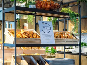 Daily to-go breakfast (EUR 12.90 per person)