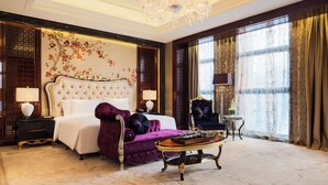 A luxurious bedroom with a large bed, a chaise lounge, a coffee table, and a chandelier. - Nanjing Wanda Realm Hotel (Nanjing)