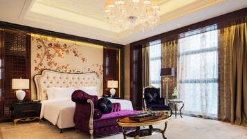 Suite Deluks, 1 Tempat Tidur King | Brankas, meja kerja, Wi-Fi gratis, dan seprai linen