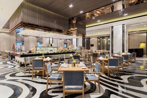Daily buffet breakfast (CNY 120 per person)