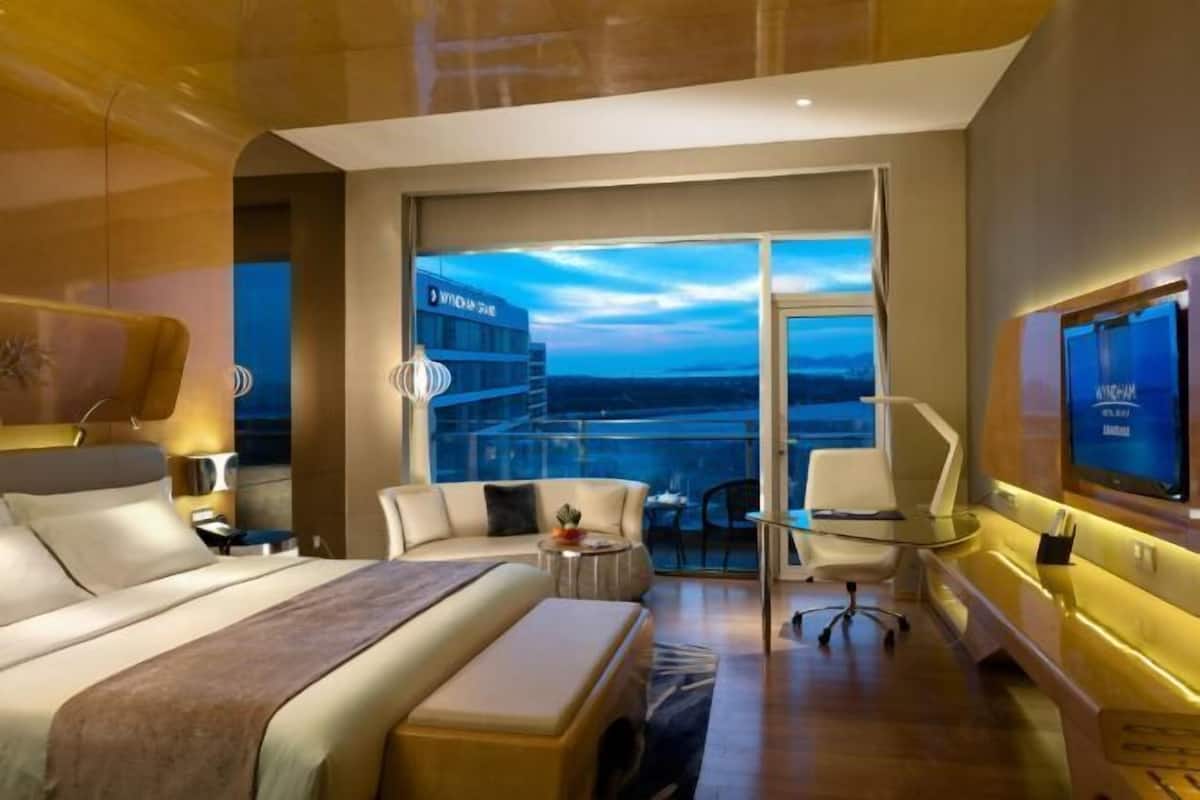 Down comforters, pillowtop beds, minibar, in-room safe