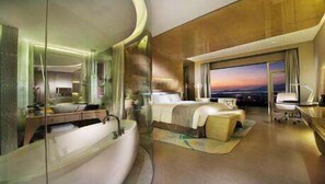 Down comforters, pillowtop beds, minibar, in-room safe - Wyndham Grand Qingdao (Qingdao)