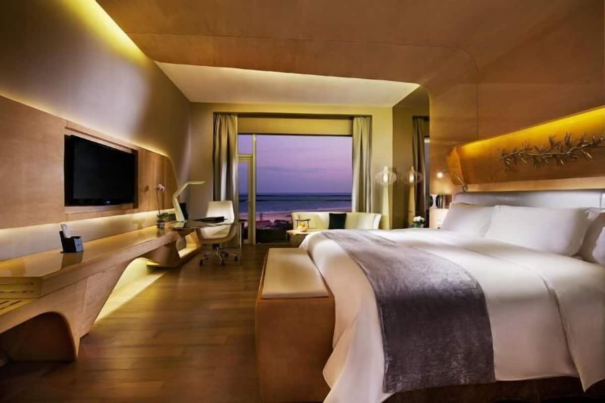 Down comforters, pillowtop beds, minibar, in-room safe