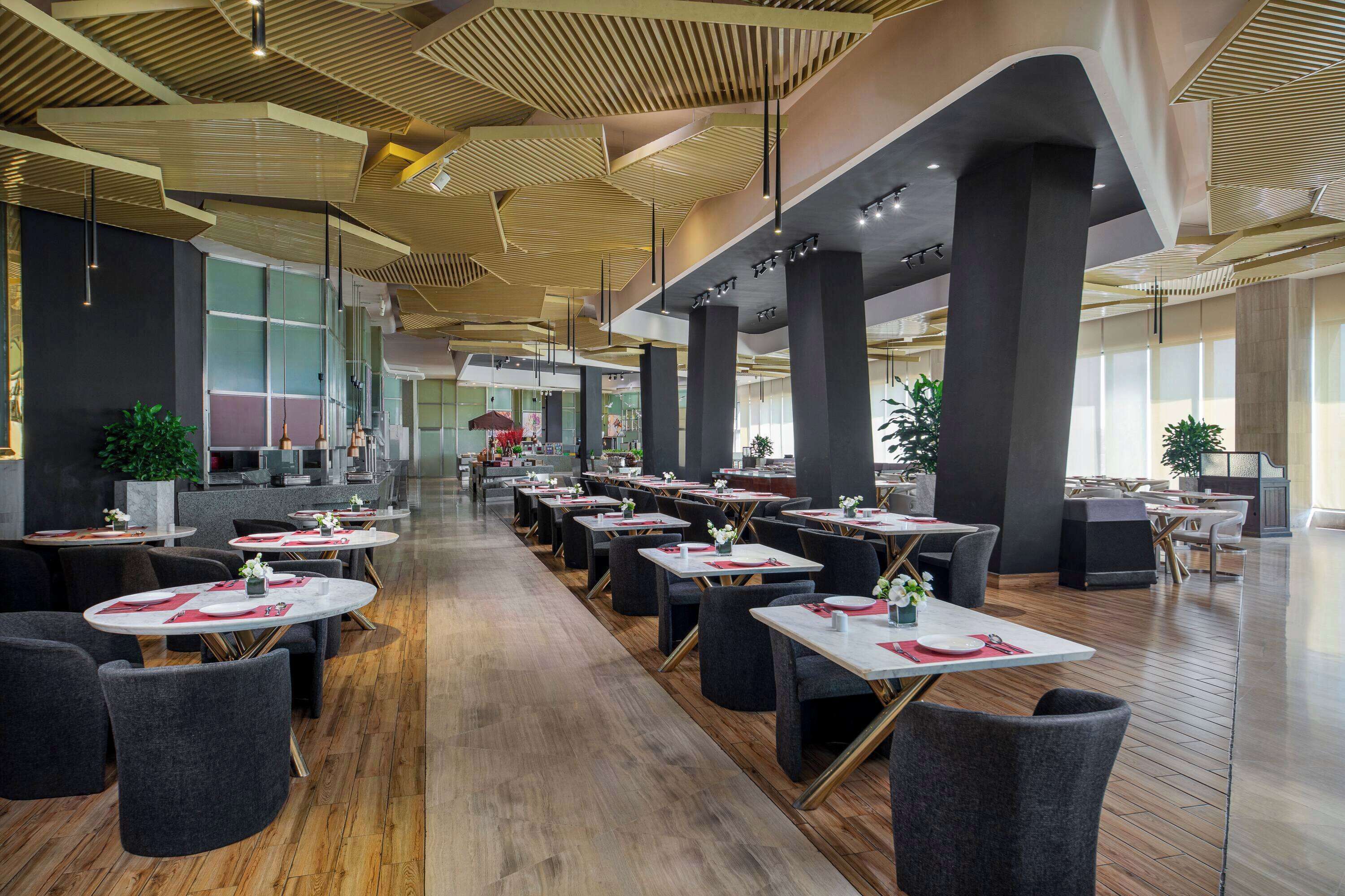5 restaurants, breakfast, lunch, dinner served; German cuisine 