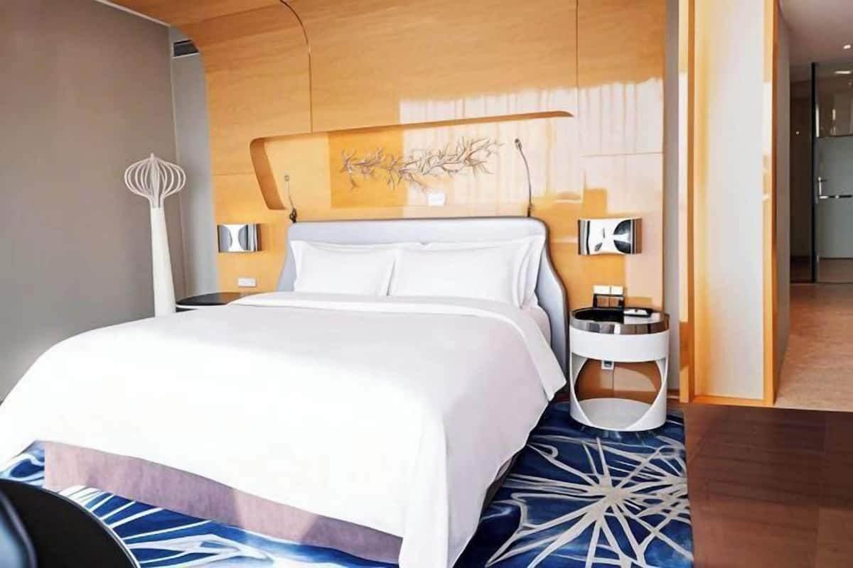 Down comforters, pillowtop beds, minibar, in-room safe