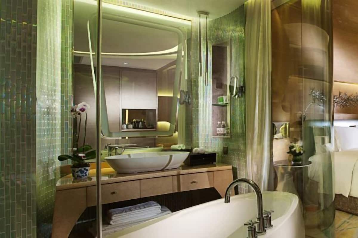 Separate tub and shower, deep soaking tub, rainfall showerhead