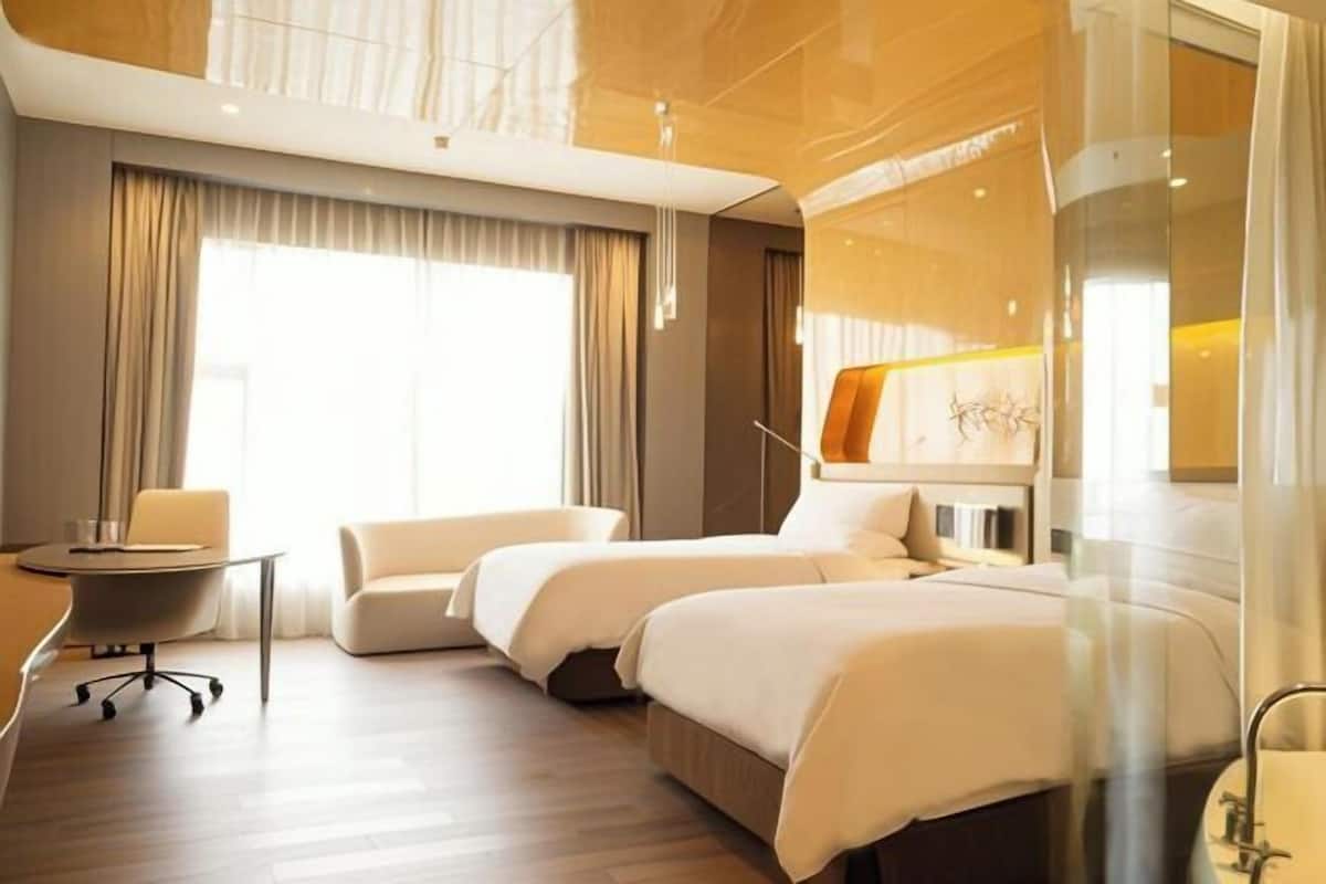 Down comforters, pillowtop beds, minibar, in-room safe