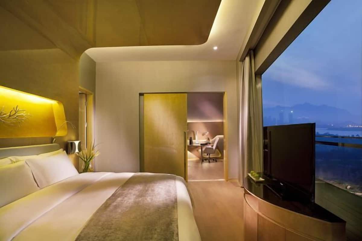 Down comforters, pillowtop beds, minibar, in-room safe