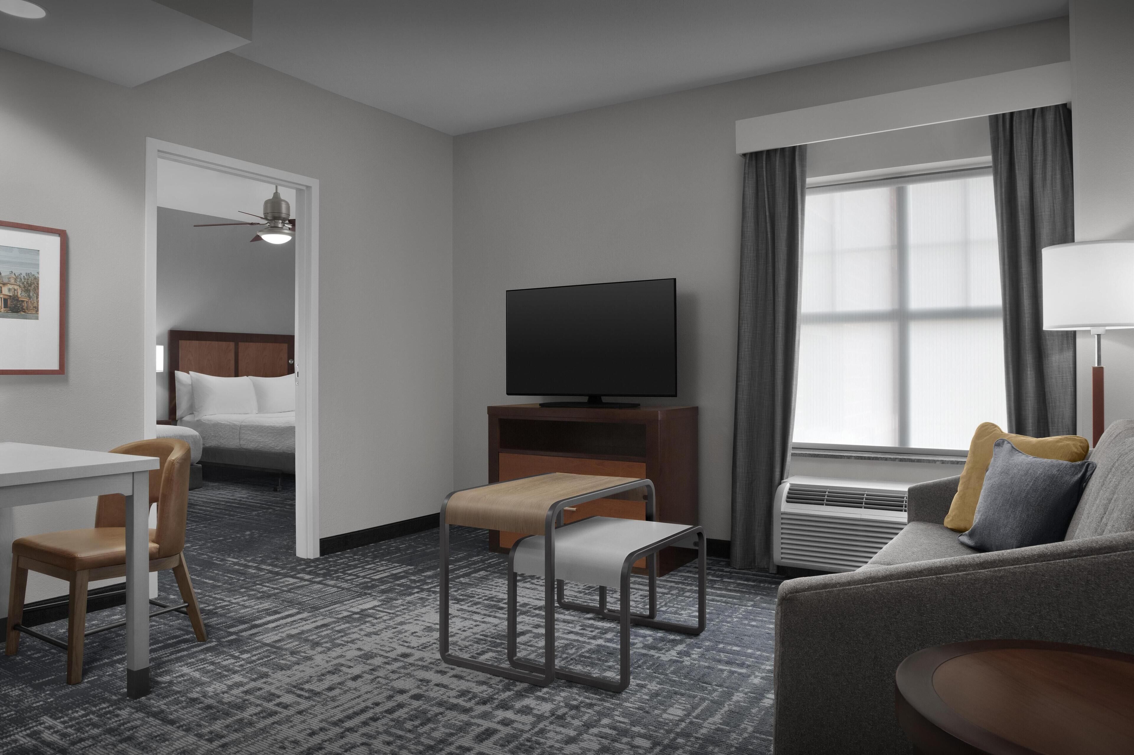 Suite, 2 Queen Beds, Accessible, Bathtub (Mobility & Hearing) | Living area