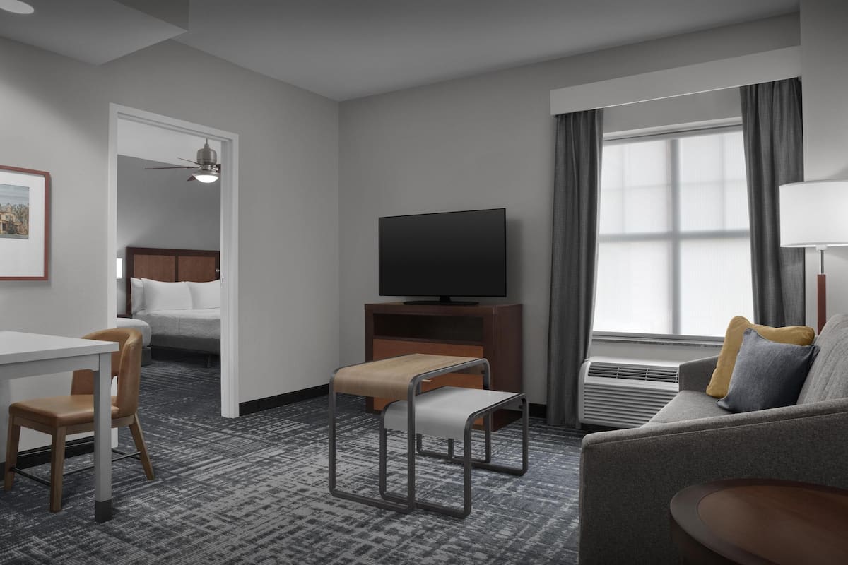 Suite, 2 Queen-Betten, barrierefrei, Badewanne (Mobility & Hearing) | Wohnbereich | 50-Zoll-Flachbildfernseher mit Satellitenempfang, Fernseher