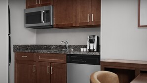 Cafetera y tetera, refrigerador con congelador y microondas
