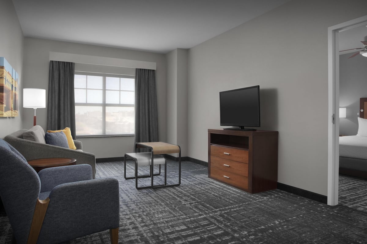 Suite, 1 King-Bett, Nichtraucher | Wohnbereich | 50-Zoll-Flachbildfernseher mit Satellitenempfang, Fernseher