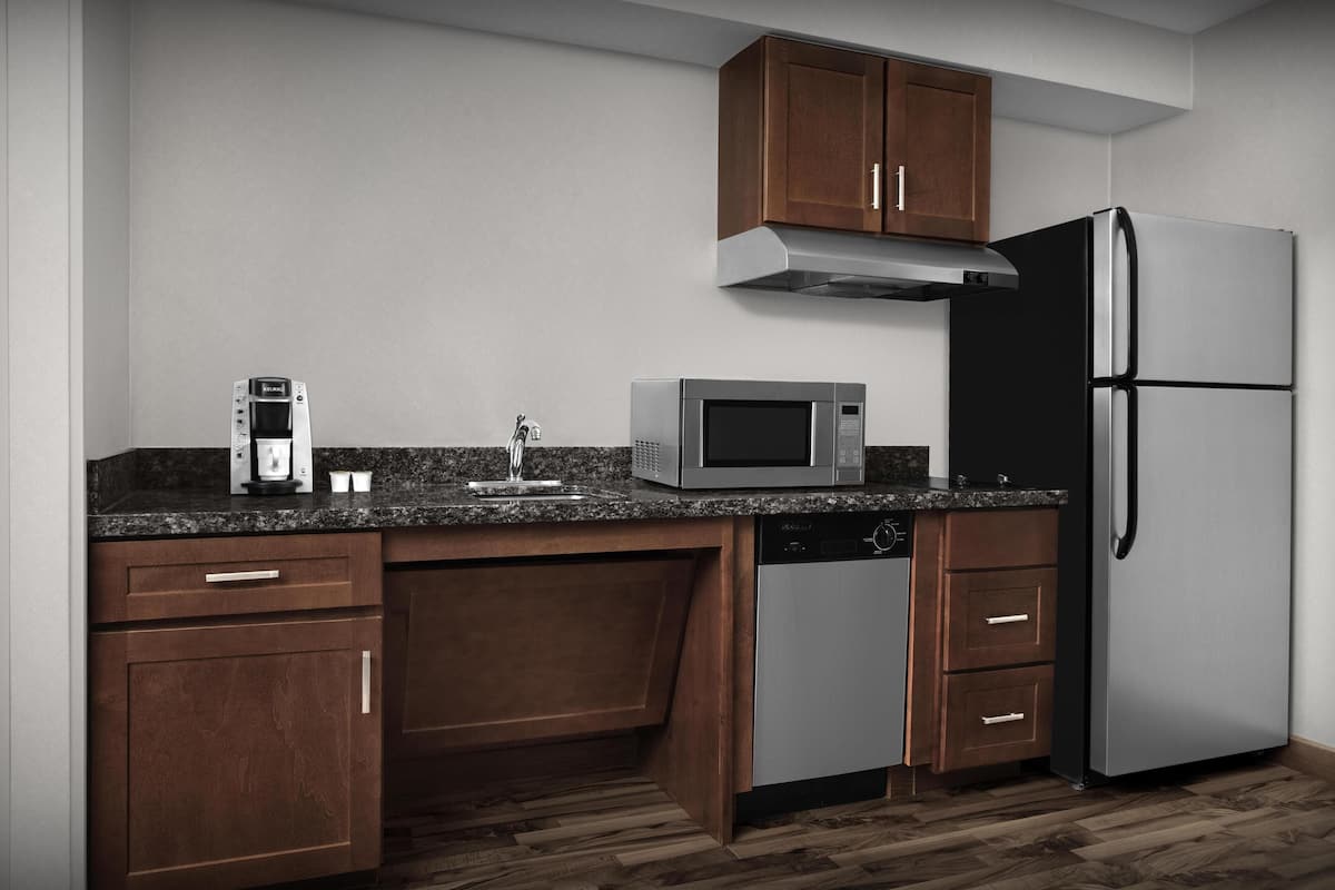 Wasserkocher mit Kaffee-/Teezubehör, großer Kühlschrank, Mikrowelle