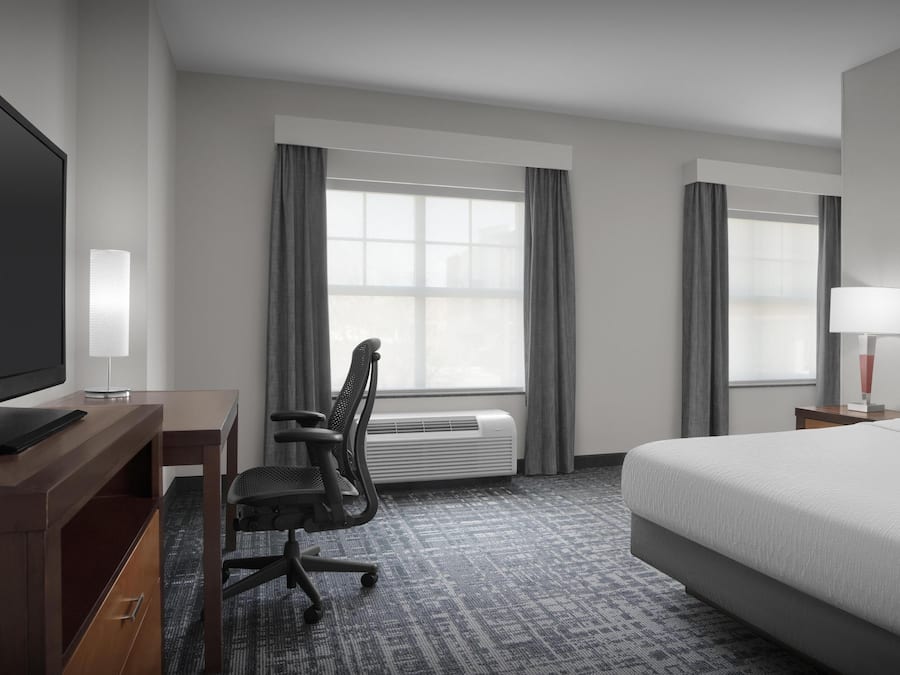 Cortinas opacas, tabla de planchar con plancha, cuna de viaje