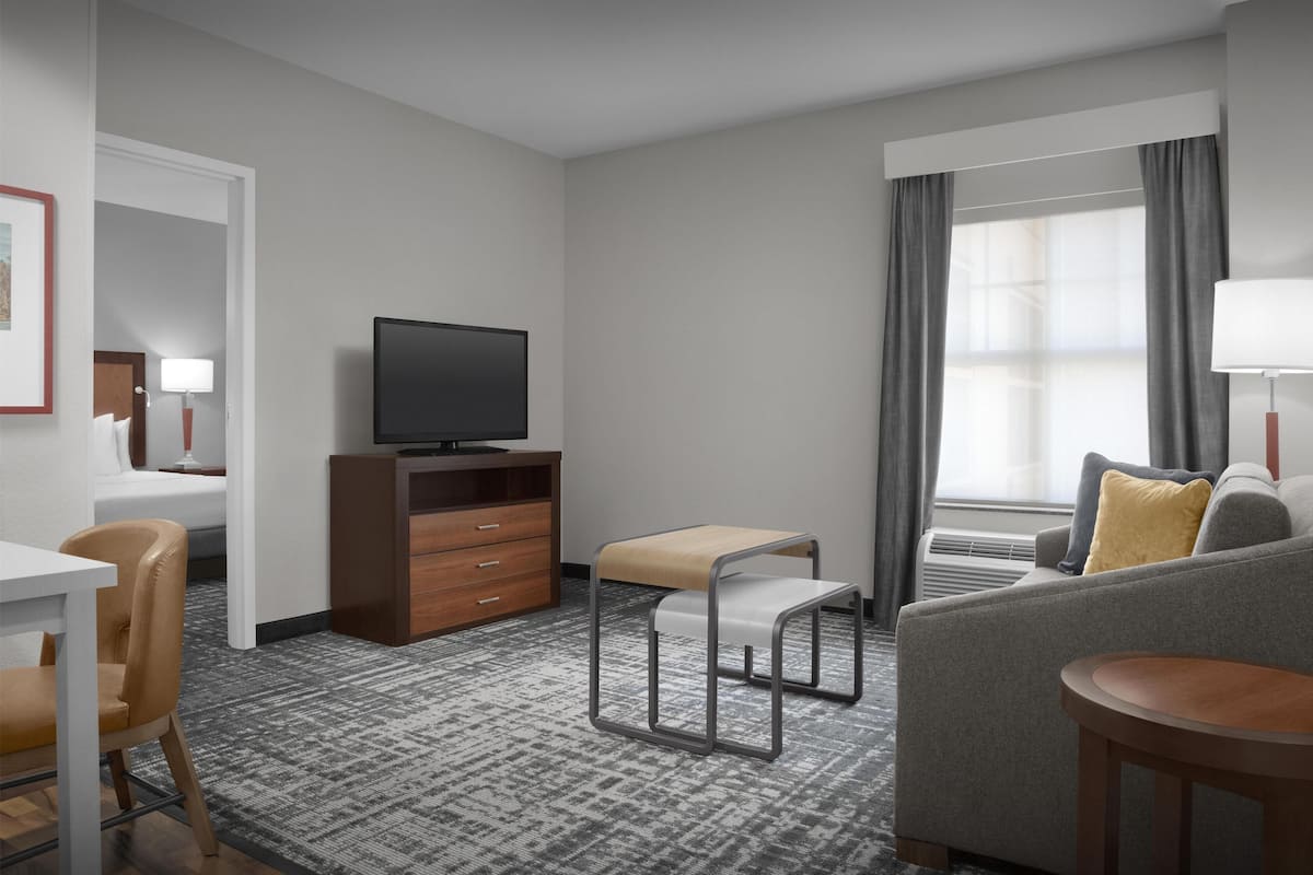 Suite, 2 Queen-Betten, Nichtraucher | Wohnbereich | 50-Zoll-Flachbildfernseher mit Satellitenempfang, Fernseher