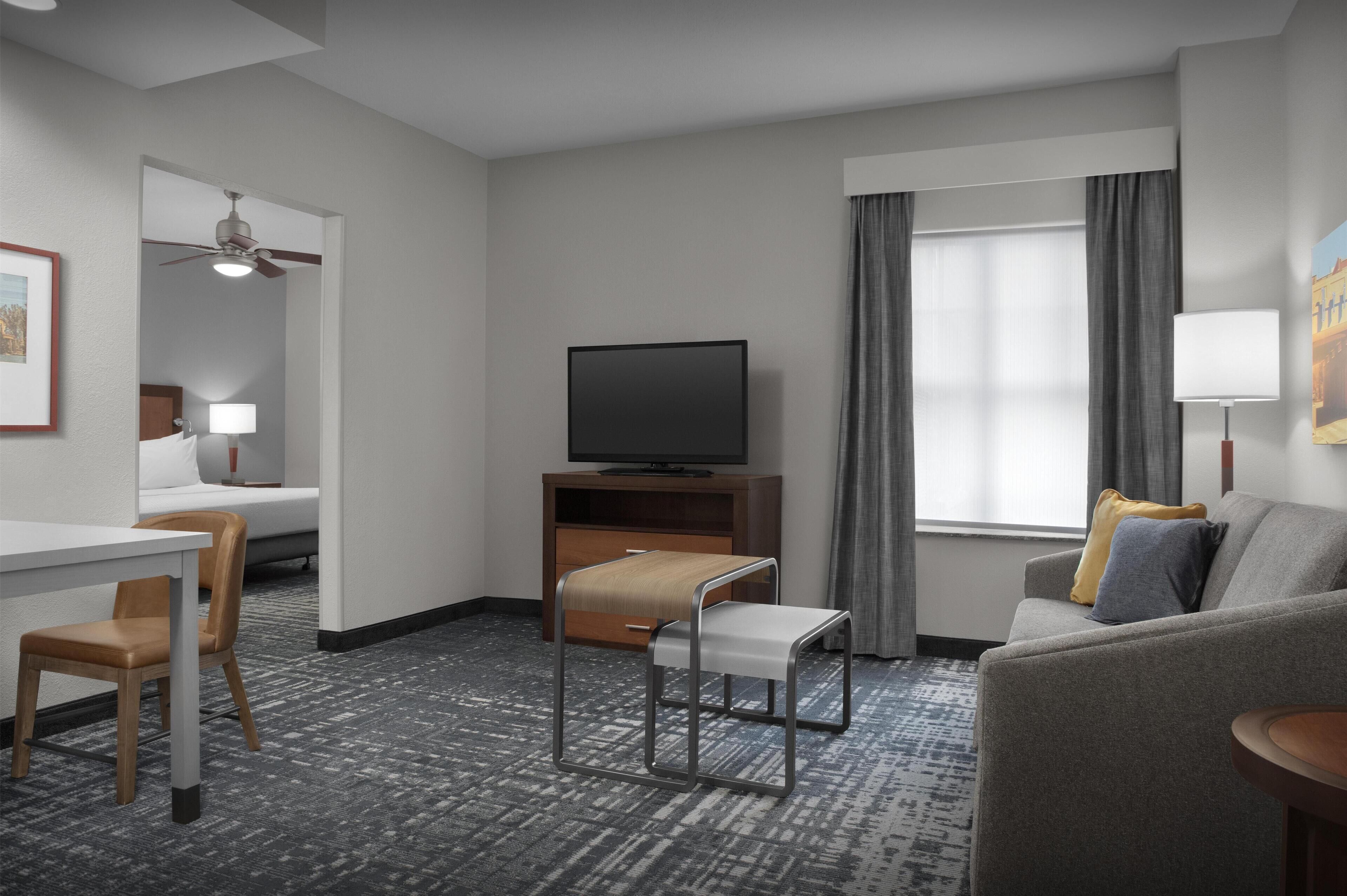 Studio, 1 King Bed, Accessible (Roll-in Shower) | Living area