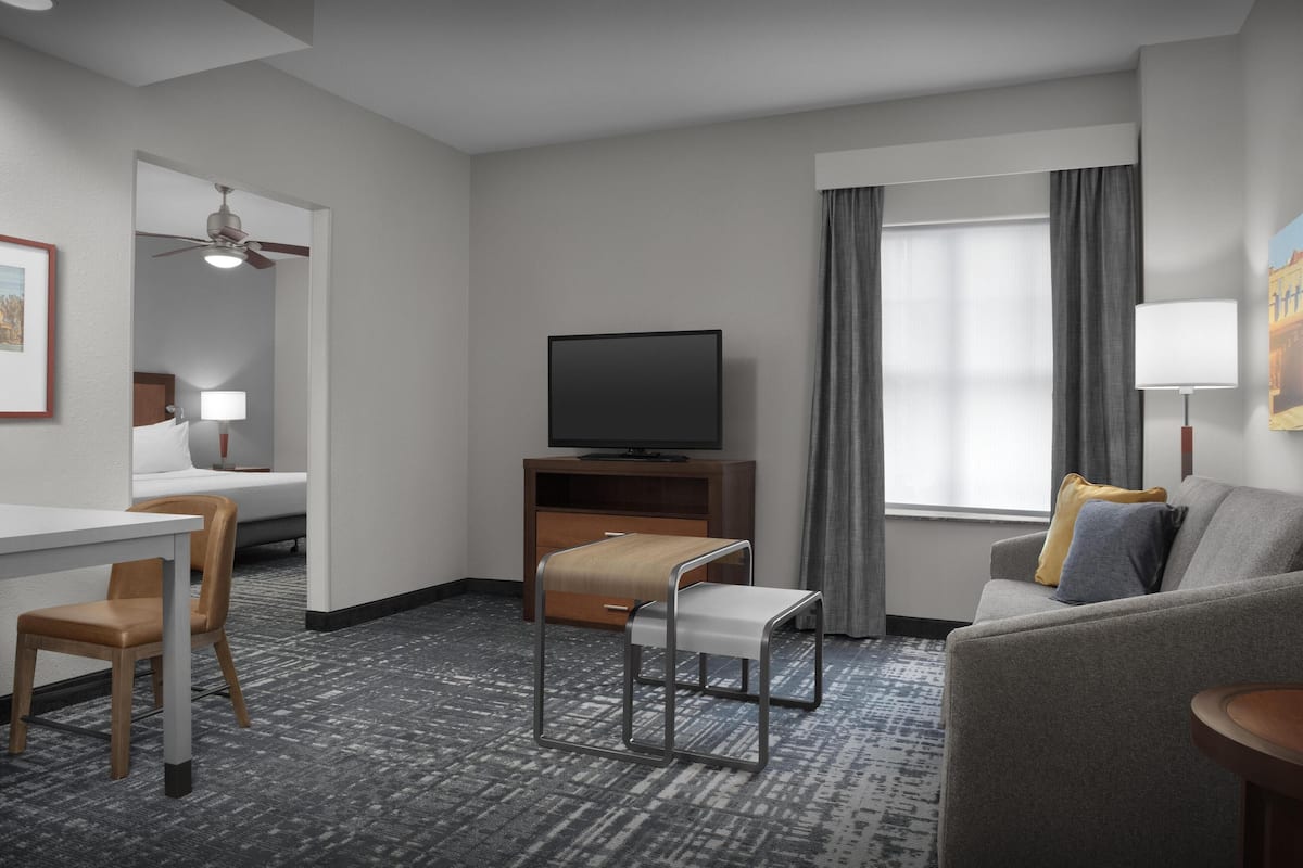 Studio, 1 King-Bett, barrierefrei (Roll-in Shower) | Wohnbereich | 50-Zoll-Flachbildfernseher mit Satellitenempfang, Fernseher