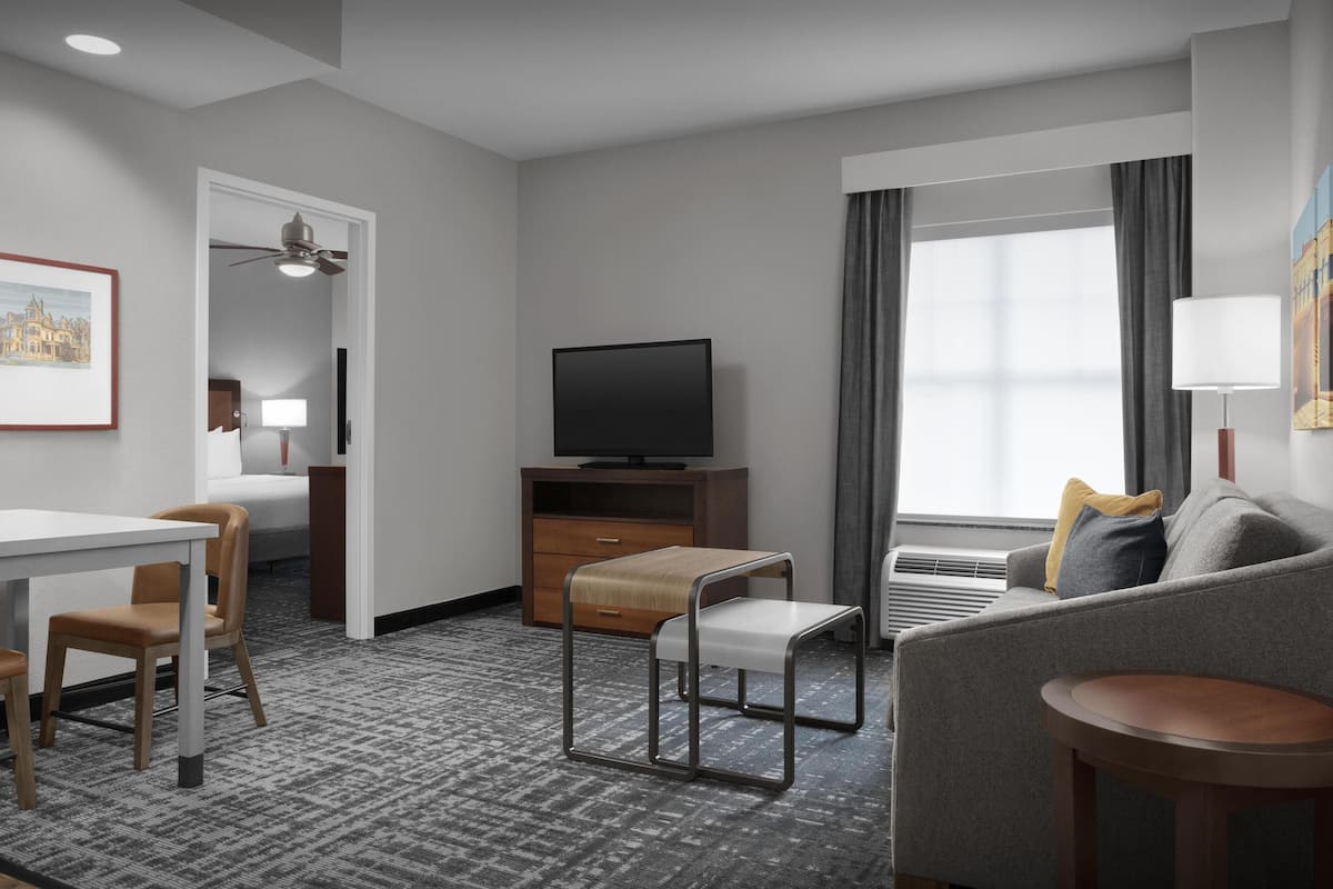 Suite, 1 King-Bett, barrierefrei, Badewanne | Wohnbereich | 50-Zoll-Flachbildfernseher mit Satellitenempfang, Fernseher