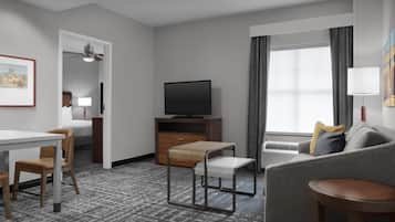 Suite, 1 King-Bett, barrierefrei, Badewanne | Wohnbereich | 50-Zoll-Flachbildfernseher mit Satellitenempfang, Fernseher