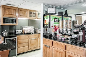 Free daily continental breakfast  - Econo Lodge Inn & Suites Memphis East (Memphis)