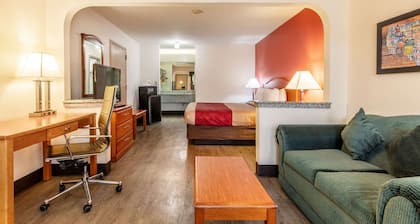 Econo Lodge Inn & Suites Memphis East