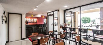 Econo Lodge Inn & Suites Memphis East