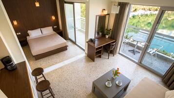 Premium-sengetøj, pengeskab på værelset, skrivebord