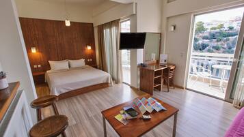 Studio, Seeblick | Hochwertige Bettwaren, Zimmersafe, Schreibtisch, Verdunkelungsvorhänge