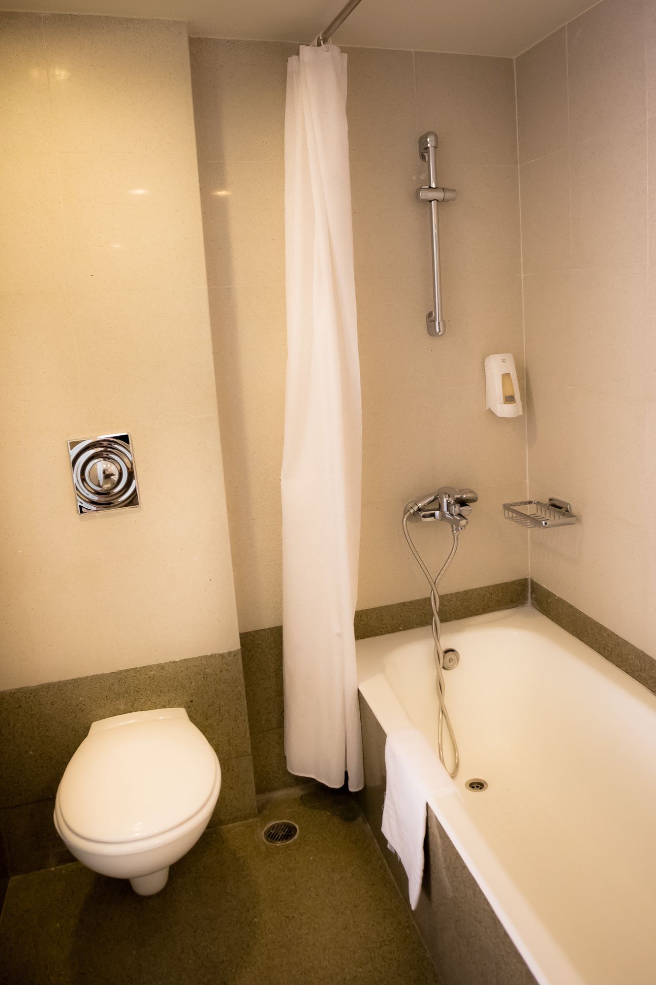 Un baño con inodoro, ducha y bañera.
