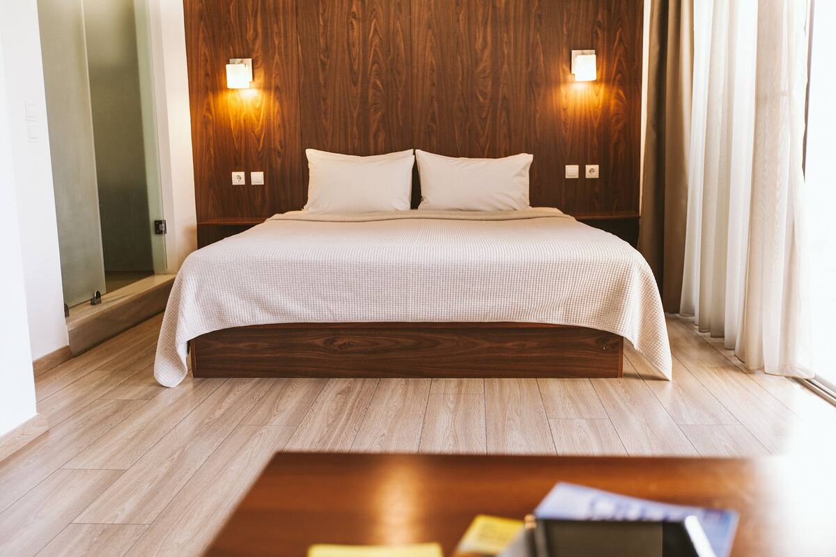Studio, Lake View | Premium bedding, in-room safe, desk, blackout drapes