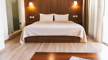 Studio, Seeblick | Hochwertige Bettwaren, Zimmersafe, Schreibtisch, Verdunkelungsvorhänge