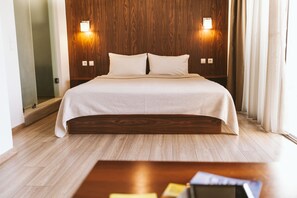 Ropa de cama de alta calidad y caja de seguridad en la habitación 