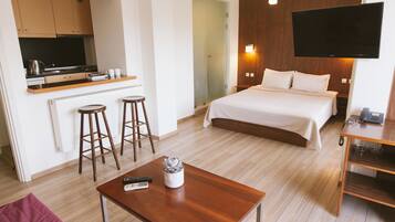 Studio, Seeblick | Hochwertige Bettwaren, Zimmersafe, Schreibtisch, Verdunkelungsvorhänge