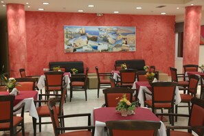 Desayuno buffet todos los días (con cargo)