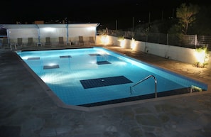 Außenpool (je nach Saison geöffnet), Liegestühle