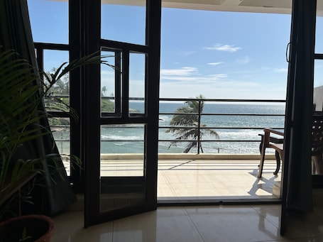 Ropa de cama de alta calidad y caja de seguridad en la habitación