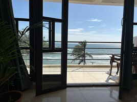 Ropa de cama de alta calidad y caja de seguridad en la habitación 