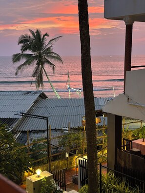 标准房 (Non A/C) | 高档床上用品、�客房内保险箱、办公桌、折叠床/加床（额外收费）