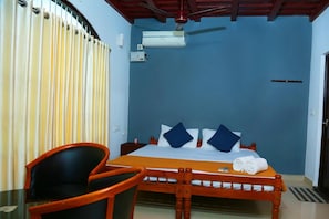 Skrivebord, lydisolert og wi-fi (mot et tillegg)