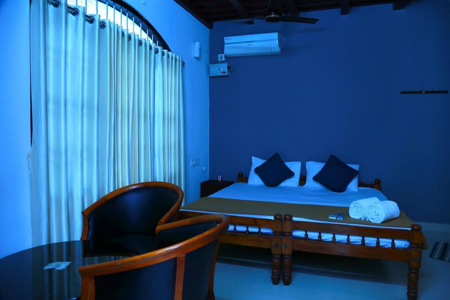 Desk, soundproofing, WiFi